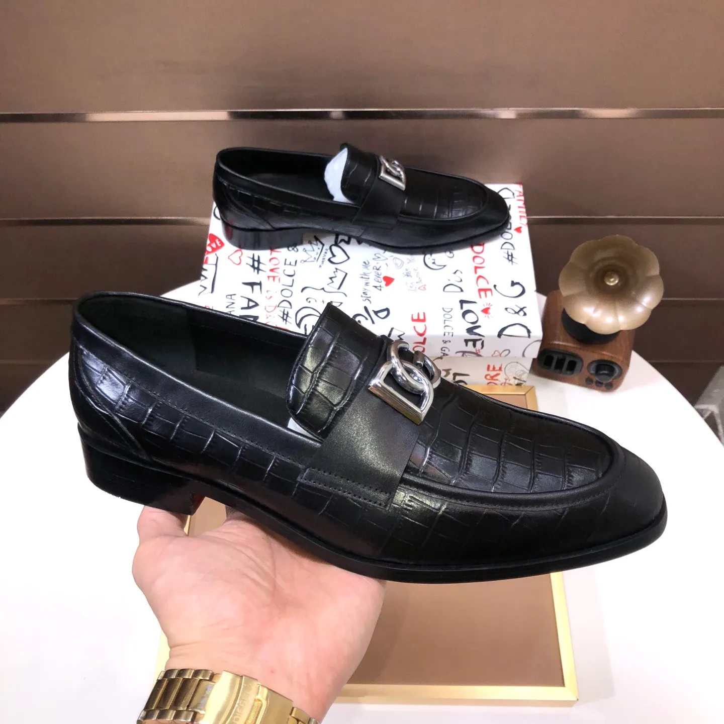 Ex-factory price 500💰DG top quality🔍🔍men's new leather shoes🚹Sold simultaneously at counters⚠Shoe uppers are imported cowhide from Italy, fully imported cowhide lining, imported accessories💪💪, completely 1⃣️ to 1⃣️replica🇮🇹 💪💪, ⚠Sole: The original sole is specially provided by the original factory, the exclusive movable molded sole is super comfortable, ⚠The original factory follows the order, 🔍🔍high quality, you can enter and exit the counter at will, welcome to compare ⚠Number of sizes: 38-44 (45 customized)